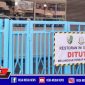 Tampak pagar rumah makan Padang ditutup dan terpasang banner bertuliskan 