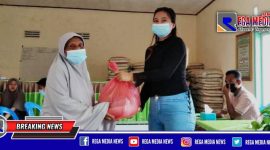 Penyerahan secara simbolis batuan sembako oleh IPGR kepada perwakilan korban banjir di Tomilito.