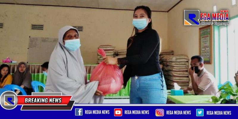 Penyerahan secara simbolis batuan sembako oleh IPGR kepada perwakilan korban banjir di Tomilito.