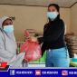 Penyerahan secara simbolis batuan sembako oleh IPGR kepada perwakilan korban banjir di Tomilito.