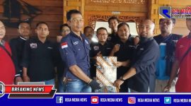 Didampingi seluruh anggota PWS, Ahmad Juma'adi saat menyerahkan berkas/dokumen kepada Abdus Salam sebagai Ketua PWS periode 2021-2023.