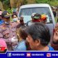 Pihak kepolisian dan warga saat berada di lokasi korban yang tewas tertimbun batu di Arosbaya, Bangkalan.