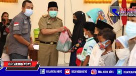 Direktur Utama Rega Media (Moh. Fauzan) bersama Sekdakab Sampang (H. Yuliadi Setiyawan) saat memberikan santunan anak yatim.