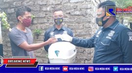 Petugas Satpas SIM Satlantas Polres Pamekasan saat mengantarkan SIM Pada salah satu pemohon.