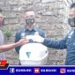 Petugas Satpas SIM Satlantas Polres Pamekasan saat mengantarkan SIM Pada salah satu pemohon.