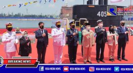 Pose bersama Menhan Prabowo Subianto bersama pihak PT PAL Indonesia.
