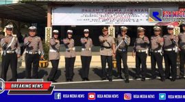AKP sigit Indra Puji Santoso (tengah) bersama anggota Satlantas Polres Pelabuhan Tanjung Perak, Surabaya.