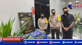 Kapolres Pelabuhan Tanjung Perak didampingi Kapolsek Asemrowo saat meresmikan ruang baru unit Reskrim.