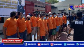 Puluhan pelaku penyalahgunaan narkoba berjejer dihalaman Mapolres Bangkalan.