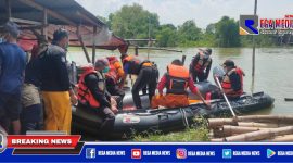 Tim SAR dan BPBD Linmas Kota Surabaya saat melakukan penyisiran.