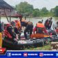 Tim SAR dan BPBD Linmas Kota Surabaya saat melakukan penyisiran.