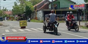 Drum Multifungsi, Hambat Pengendara Pertanda Jalan Rusak di Sampang