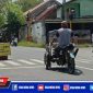 Terlihat pengendara bentor dan motor saling berpapasan menghindari drum yang ada di tengah jalan raya Jl. Imam Bonjol, Sampang.