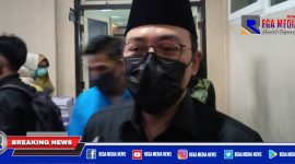 Bupati Pamekasan (Baddrut Tamam) saat diwawancarai awak media.