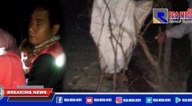 Korban kecelakaan tunggal saat masih berada di lokasi kejadian. Tampak, warga memberikan tanda bahwa ada jalan rusak dan berlubang. 