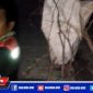 Korban kecelakaan tunggal saat masih berada di lokasi kejadian. Tampak, warga memberikan tanda bahwa ada jalan rusak dan berlubang. 