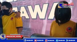 Dua sejoli saat diamankan oleh polisi
