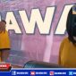 Dua sejoli saat diamankan oleh polisi