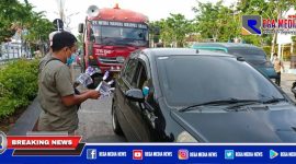 Adi wartawan Rega Media News, tergabung di Aliansi Jurnalis Sampang (AJS) saat melakukan aksi solidaritas insiden kekerasan terhadap jurnalis, membagikan bunga, poster dan masker kepada pengendara.