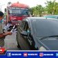 Adi wartawan Rega Media News, tergabung di Aliansi Jurnalis Sampang (AJS) saat melakukan aksi solidaritas insiden kekerasan terhadap jurnalis, membagikan bunga, poster dan masker kepada pengendara.
