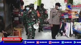 Tim gabungan Koramil, Polsekta, Satpol PP dan BPBD saat memberikan imbauan kepada pengunjung dan pedagang Pasar Srimangunan agar mematuhi prokes.