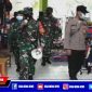 Tim gabungan Koramil, Polsekta, Satpol PP dan BPBD saat memberikan imbauan kepada pengunjung dan pedagang Pasar Srimangunan agar mematuhi prokes.