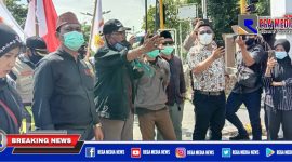 Ketua JCW Sampang (H. Tohir) saat menyampaikan orasinya didepan kantor Kejaksaan Negeri Sampang.