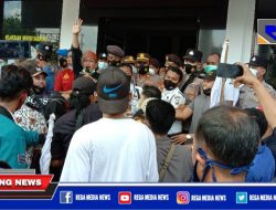 Aksi Demo Kejari Sampang Ricuh, Barisan Polisi Ditrobos