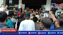 Tampak puluhan massa aksi demo mencoba merengsek masuk kedalam kantor Kejaksaan Negeri Sampang.