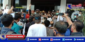 Aksi Demo Kejari Sampang Ricuh, Barisan Polisi Ditrobos