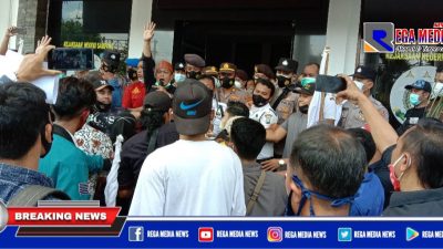 Aksi Demo Kejari Sampang Ricuh, Barisan Polisi Ditrobos