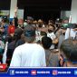 Tampak puluhan massa aksi demo mencoba merengsek masuk kedalam kantor Kejaksaan Negeri Sampang.