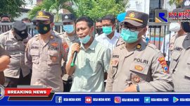 Kasi Intelijen Kejari Sampang yang baru (Ahmad Wahyudi) didampingi polisi saat menemui para pendemo.