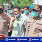 Kasi Intelijen Kejari Sampang yang baru (Ahmad Wahyudi) didampingi polisi saat menemui para pendemo.