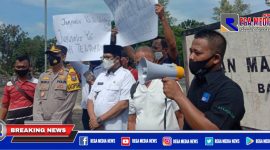 Puluhan jurnalis di Bangkalan, saat melakukan aksi solidaritas di makam pahlawan terkait kekerasan terhadap jurnalis di Situbondo.
