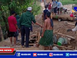 Warga Perbaiki Sendiri, Jembatan Ambruk di Pamekasan Hanya Dilirik Orang Dinas