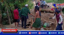 Antusias, saat masyarakat Palengaan Laok gotong royong bangun jembatan ambruk di Dusun Jati Jaja.