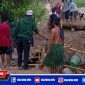 Antusias, saat masyarakat Palengaan Laok gotong royong bangun jembatan ambruk di Dusun Jati Jaja.