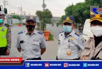Kapolsek Benowo saat bersama petugas Dinas Perhubungan (Dishub) Kota Surabaya.
