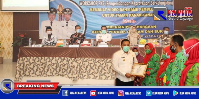 Suasana saat berlangsungnya workshop Pengembangan Keprofesian Berkelanjutan (PKB) pembuatan video dan game. Bupati Sampang memberikan penghargaan kepada guru yang Altis.