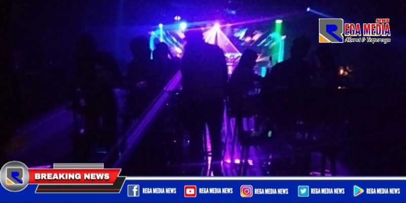 Suasana tampak ramai didalam Cafe Phoenix di Jl. Kenjeran, Surabaya, meski sudah disegel.