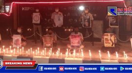 Aliansi Jurnalis Sampang (AJS) melakukan aksi menyalakan 100 lilin didepan Mapolres Sampang.
