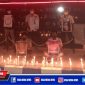 Aliansi Jurnalis Sampang (AJS) melakukan aksi menyalakan 100 lilin didepan Mapolres Sampang.