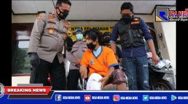 Tampak kaki kanan tersangka dibalut bekas dihadiahi tindakan terukur lantaran melawan saat ditangkap petugas.