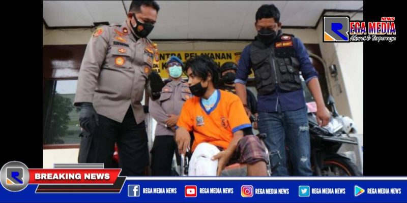 Tampak kaki kanan tersangka dibalut bekas dihadiahi tindakan terukur lantaran melawan saat ditangkap petugas.