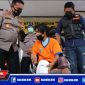 Tampak kaki kanan tersangka dibalut bekas dihadiahi tindakan terukur lantaran melawan saat ditangkap petugas.