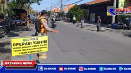 Petugas gabungan saat operasi yustisi didepan gereja Santo Mikael Jalan Tanjung Sadari Surabaya.