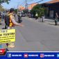 Petugas gabungan saat operasi yustisi didepan gereja Santo Mikael Jalan Tanjung Sadari Surabaya.