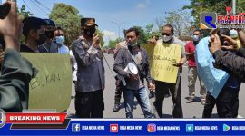 Kapolres Bangkalan (AKBP Didik Hariyanto) saat menemui jurnalis yang melakukan aksi solidaritas atas insiden kekerasan terhadap wartawan di Surabaya.