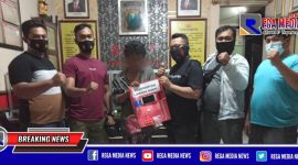 Tersangka (R) beserta barang buktinya saat diamankan petugas Polsek Galis, Bangkalan.